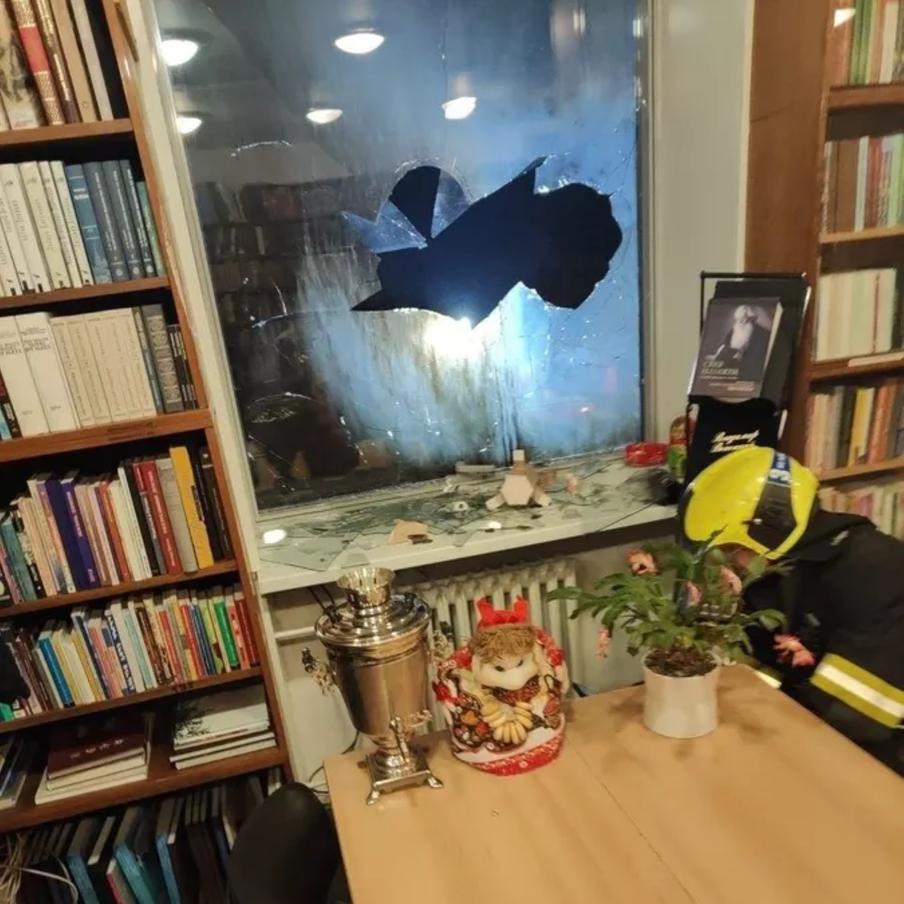 Русский дом в Праге забросали коктейлями Молотова. Злоумышленники целились в окна библиотеки, три из шести бутылок с зажигательной смесью не взорвались