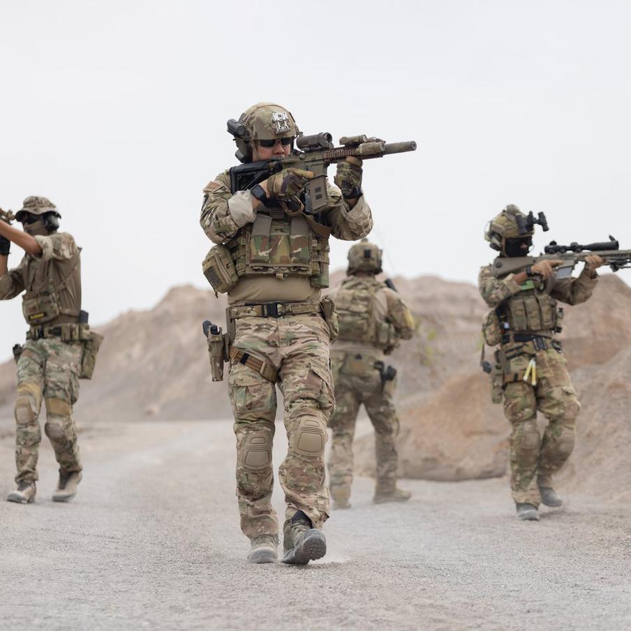 США готовят переброску ещё 10 тысяч военных на Ближний Восток. Пентагон может принять решение о дополнительной отправке войск в регион уже на следующей неделе. Речь идёт о пехоте, бронетехнике, морпехах и десантниках.