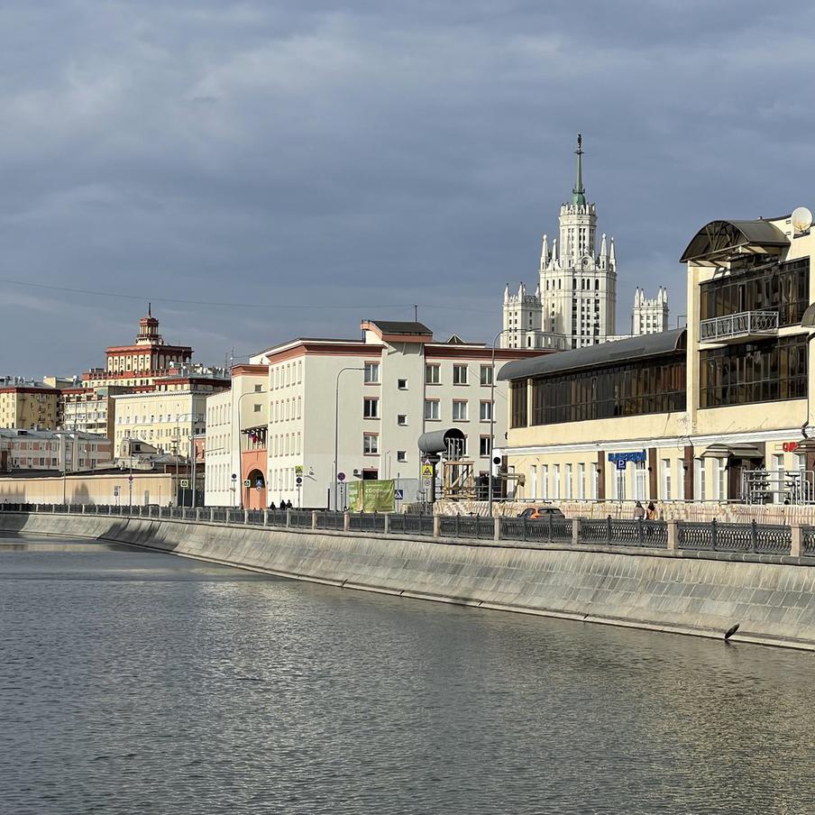 В Москве ожидаются дожди и до +13 градусов 27 марта. Синоптики прогнозируют переменную облачность и кратковременные осадки во второй половине дня. Температура воздуха останется комфортной для конца марта
