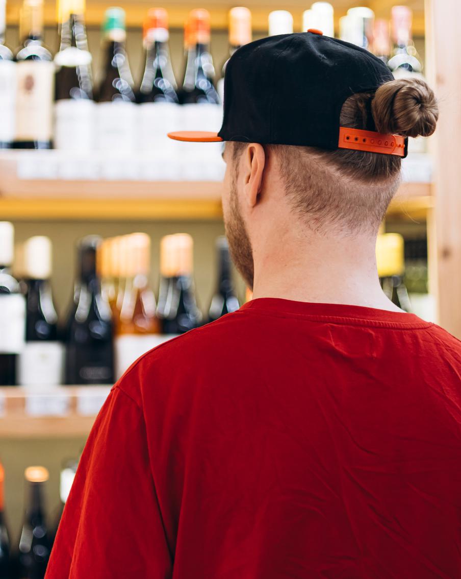 Импортный алкоголь подорожает в России с 1 мая из-за повышения пошлин. Правительство планирует увеличить ввозные пошлины на крепкий алкоголь из недружественных стран с €3 до €5 за литр. Эксперты прогнозируют рост цен и сокращение ассортимента зарубежных брендов