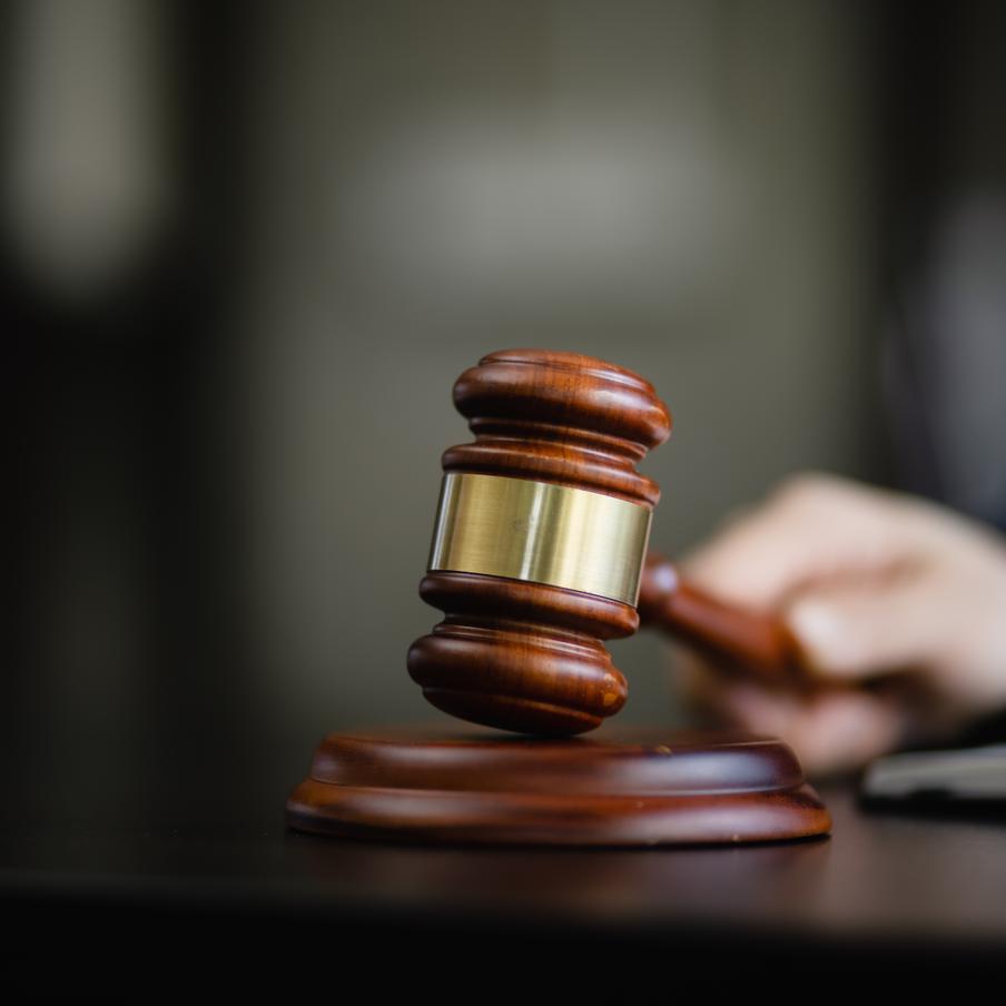 Серийного душителя из Подмосковья приговорили к 22 годам колонии. 61-летний Юрий Филькин нападал на пожилых женщин в тёмное время суток, проникая в их дома. За два года он убил двух пенсионерок и пытался расправиться ещё с трёмя