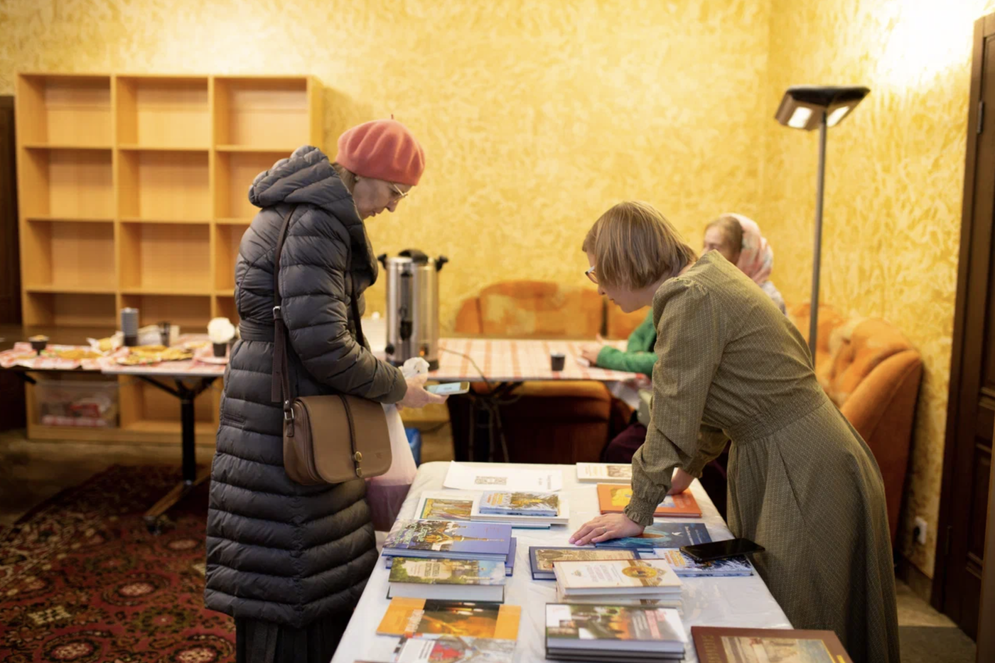 На раздаче.