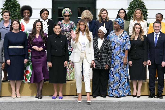 Жена Трампа зовёт роботов в школы, Обамы – молодёжь на грядки: досуг первых леди