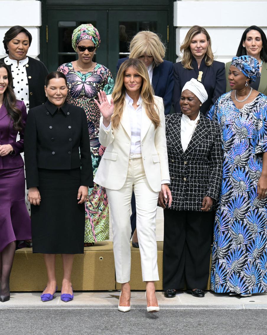 Жена Трампа зовёт роботов в школы, Обамы – молодёжь на грядки: досуг первых леди