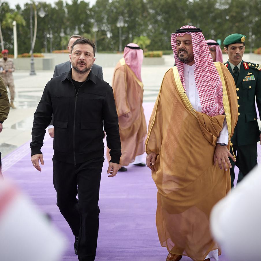 Украина и Саудовская Аравия договорились о сотрудничестве в сфере обороны. Представители министерств обороны Украины и Саудовской Аравии подписали меморандум об оборонных закупках. Детали соглашения пока не разглашаются