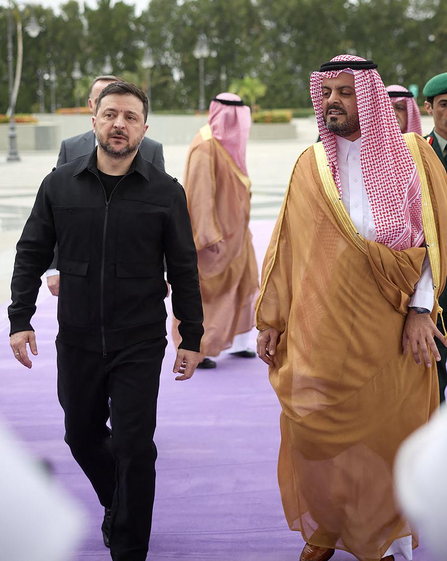 Украина и Саудовская Аравия договорились о сотрудничестве в сфере обороны. Представители министерств обороны Украины и Саудовской Аравии подписали меморандум об оборонных закупках. Детали соглашения пока не разглашаются