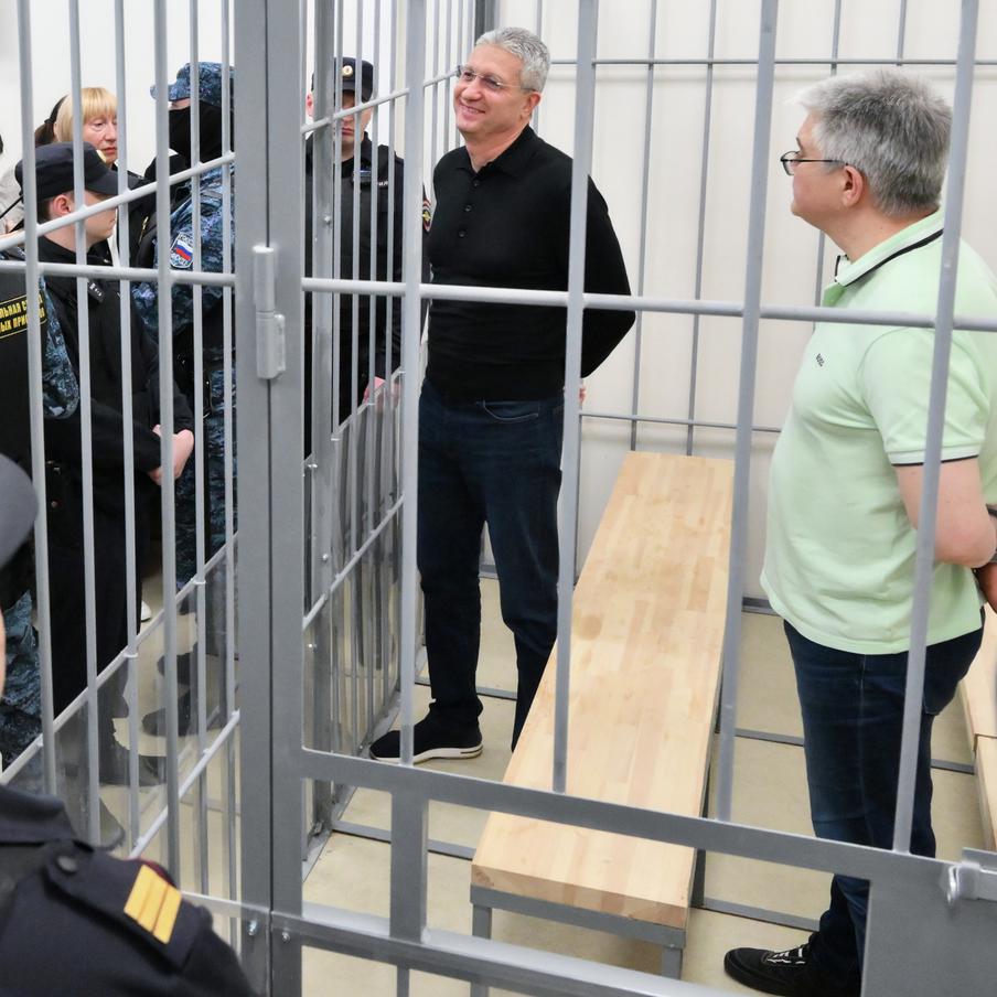 Экс-замминистра обороны Тимур Иванов хочет заключить сделку с прокуратурой. К такому решению Иванов пришёл после ознакомления с материалами своего второго уголовного дела. Он также может раскрыть новые факты коррупции в оборонном ведомстве