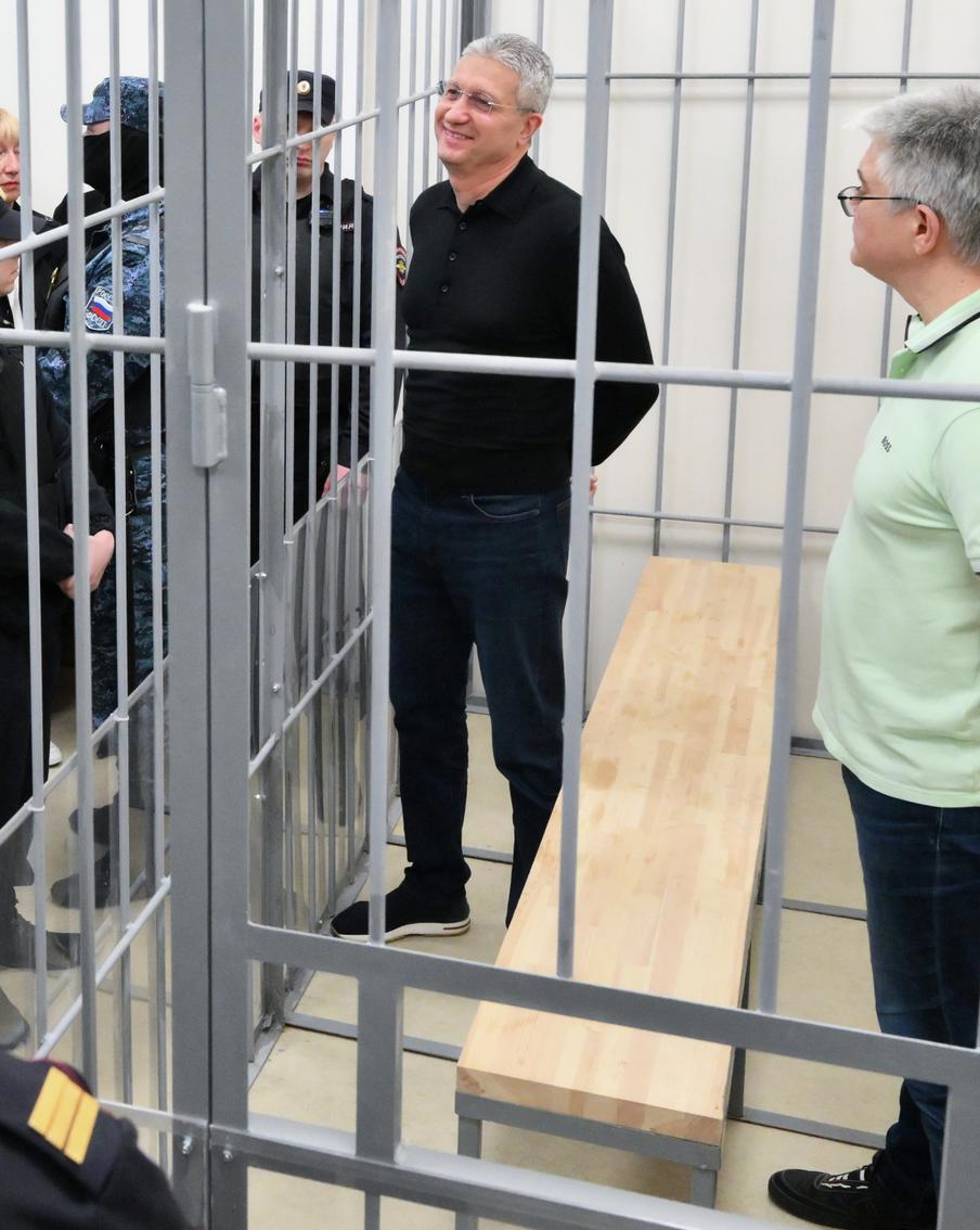 Экс-замминистра обороны Тимур Иванов хочет заключить сделку с прокуратурой. К такому решению Иванов пришёл после ознакомления с материалами своего второго уголовного дела. Он также может раскрыть новые факты коррупции в оборонном ведомстве