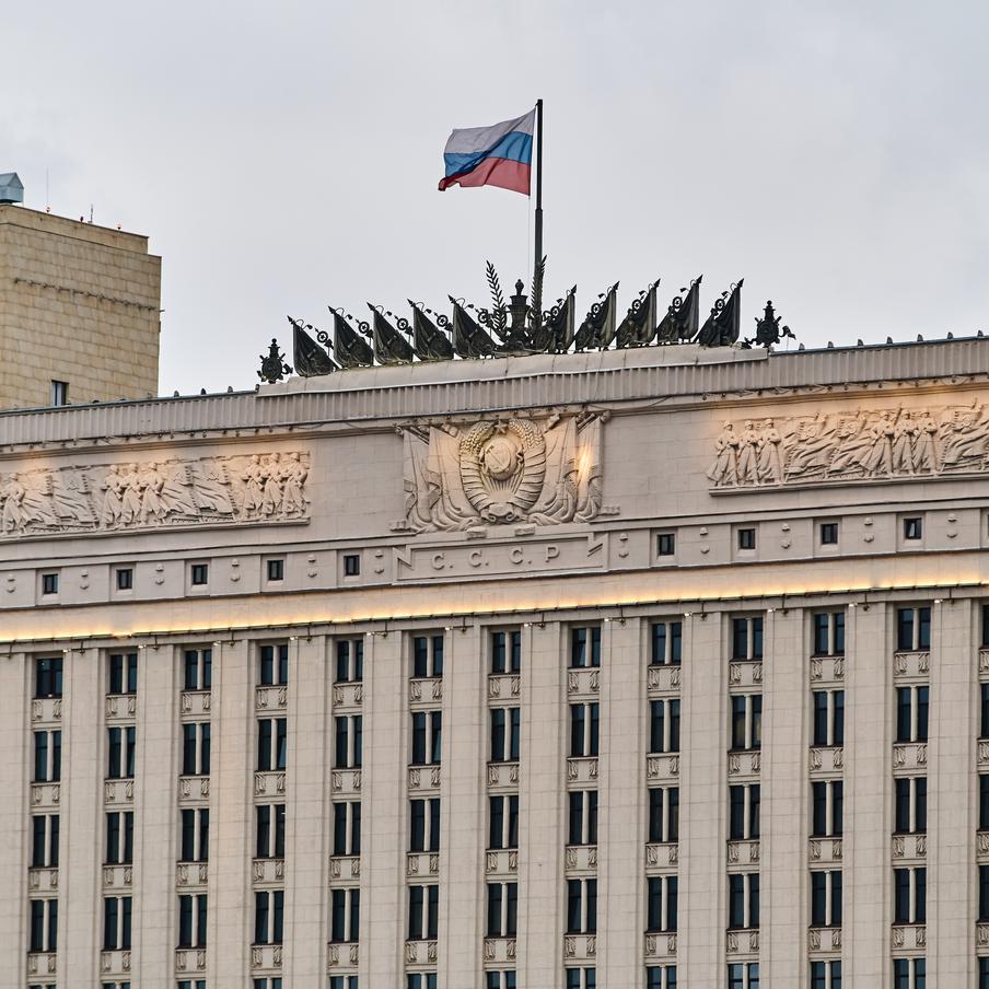 Минобороны России заявило об уничтожении более 150 дронов ВСУ за ночь. Дежурными силами противовоздушной обороны прошедшей ночью над российскими регионами были сбиты 155 украинских беспилотников