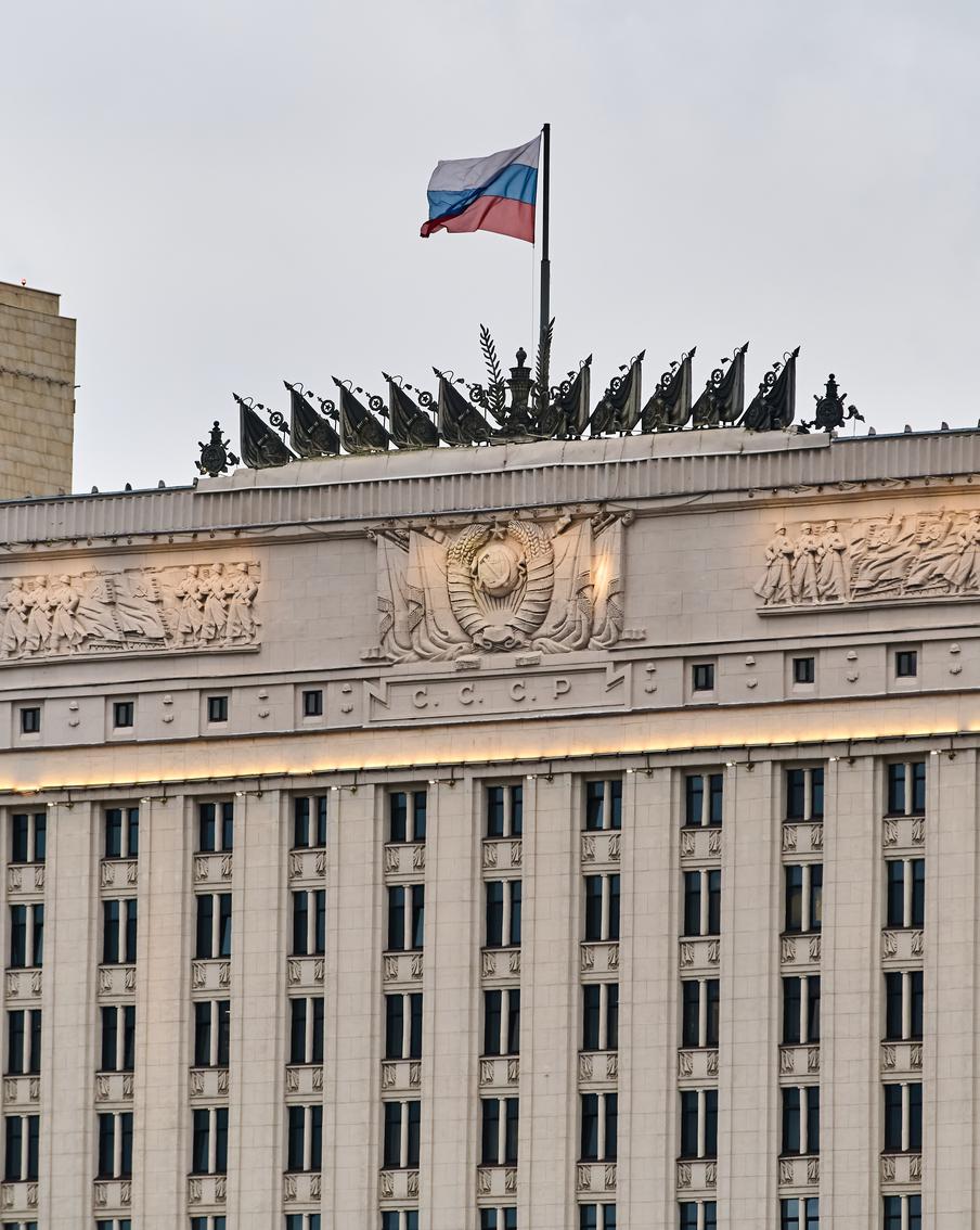 Минобороны России заявило об уничтожении более 150 дронов ВСУ за ночь. Дежурными силами противовоздушной обороны прошедшей ночью над российскими регионами были сбиты 155 украинских беспилотников