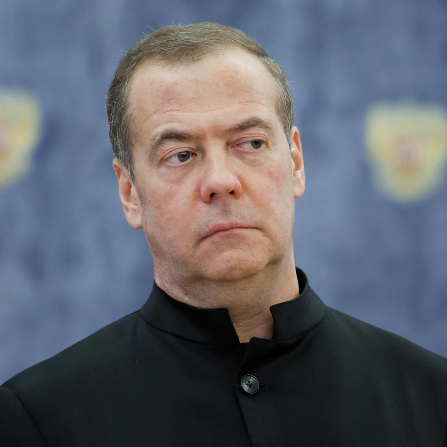 Дмитрий Медведев рассказал о вероятности новой волны мобилизации в России. Заместитель председателя Совбеза России Дмитрий Медведев подчеркнул, что сейчас новая частичная мобилизация не требуется. Это связано с большим потоком желающих служить по контракту