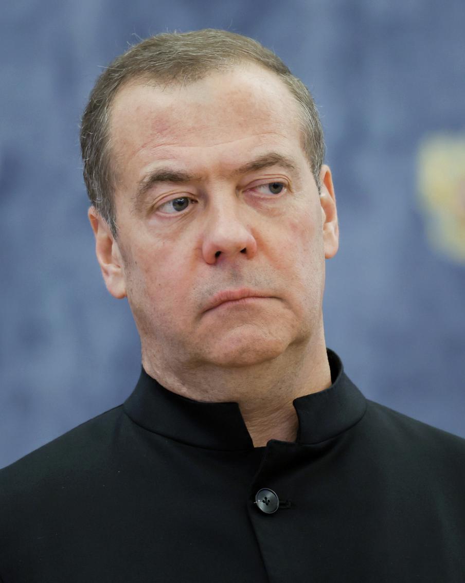 Дмитрий Медведев рассказал о вероятности новой волне мобилизации в России. Заместитель председателя Совбеза России Дмитрий Медведев подчеркнул, что сейчас новая частичная мобилизация не требуется. Это связано с большим потоком желающих служить по контракту