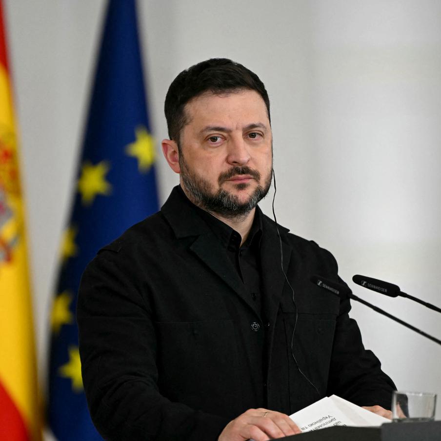 Зеленский потребовал включить в гарантии безопасности Украине ядерное оружие. Украинский президент заявил, что Киев настаивает на включении в западные гарантии безопасности пунктов о включении Украины в НАТО и предоставлении ей ядерного оружия