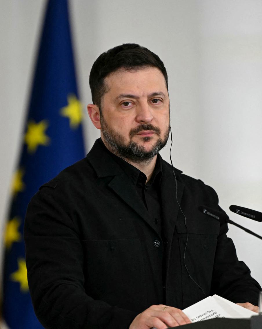 Зеленский потребовал включить в гарантии безопасности Украине ядерное оружие. Украинский президент заявил, что Киев настаивает на включении в западные гарантии безопасности пунктов о включении Украины в НАТО и предоставлении ей ядерного оружия