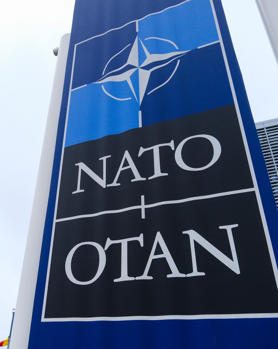 Трамп задумался над реформой системы принятия решений внутри НАТО. Американский президент может ограничить право участия в принятии решений внутри НАТО стран, чьи расходы на оборону не достигли 5% ВВП