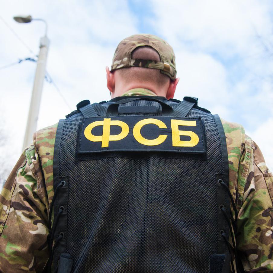 В Ставрополе предотвратили теракт против правоохранителя. Федеральная служба безопасности Российской Федерации предотвратила террористический акт, направленный против сотрудника правоохранительных органов в Ставрополе. Об этом сообщает информационное агентство ТАСС со ссылкой на Центр общественных связей ФСБ