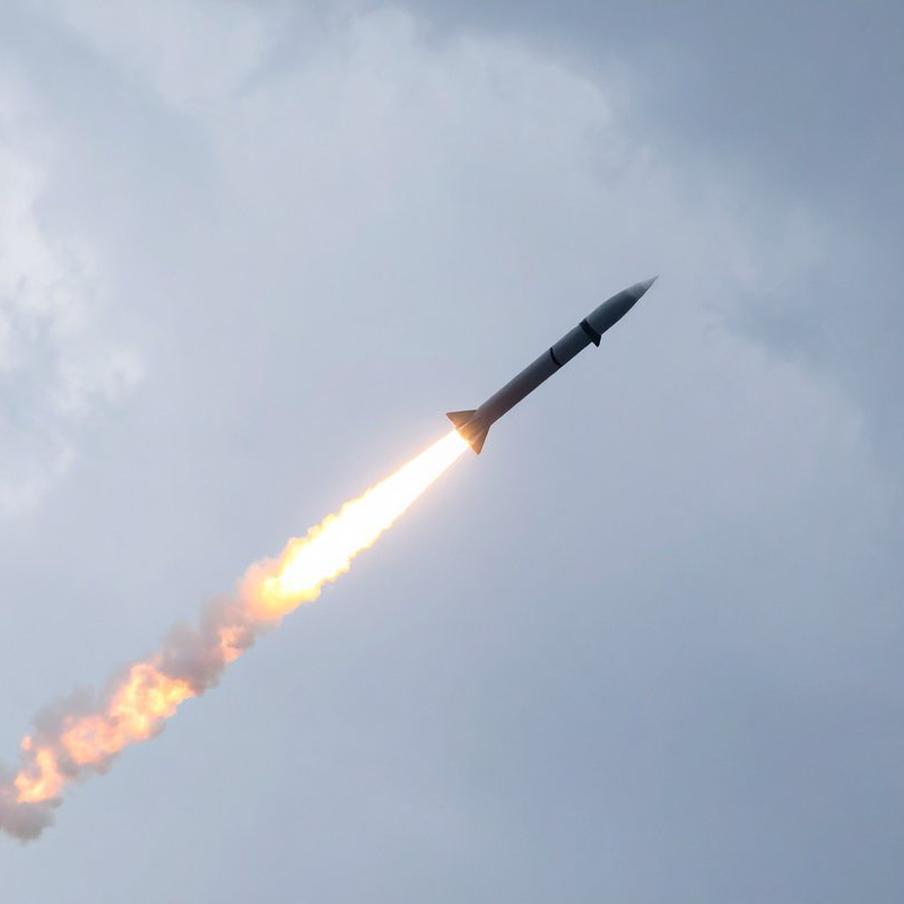 Хуситы нанесли первый с начала новой войны в Персидском заливе удар по Израилю. Повстанческие силы "Ансар Аллах", которые связаны с движением хуситов в Йемене, объявили о ракетном ударе по военным объектам на юге Израиля. В своем заявлении они объяснили свои действия продолжающейся военной эскалацией и агрессией против Ирана и его союзников