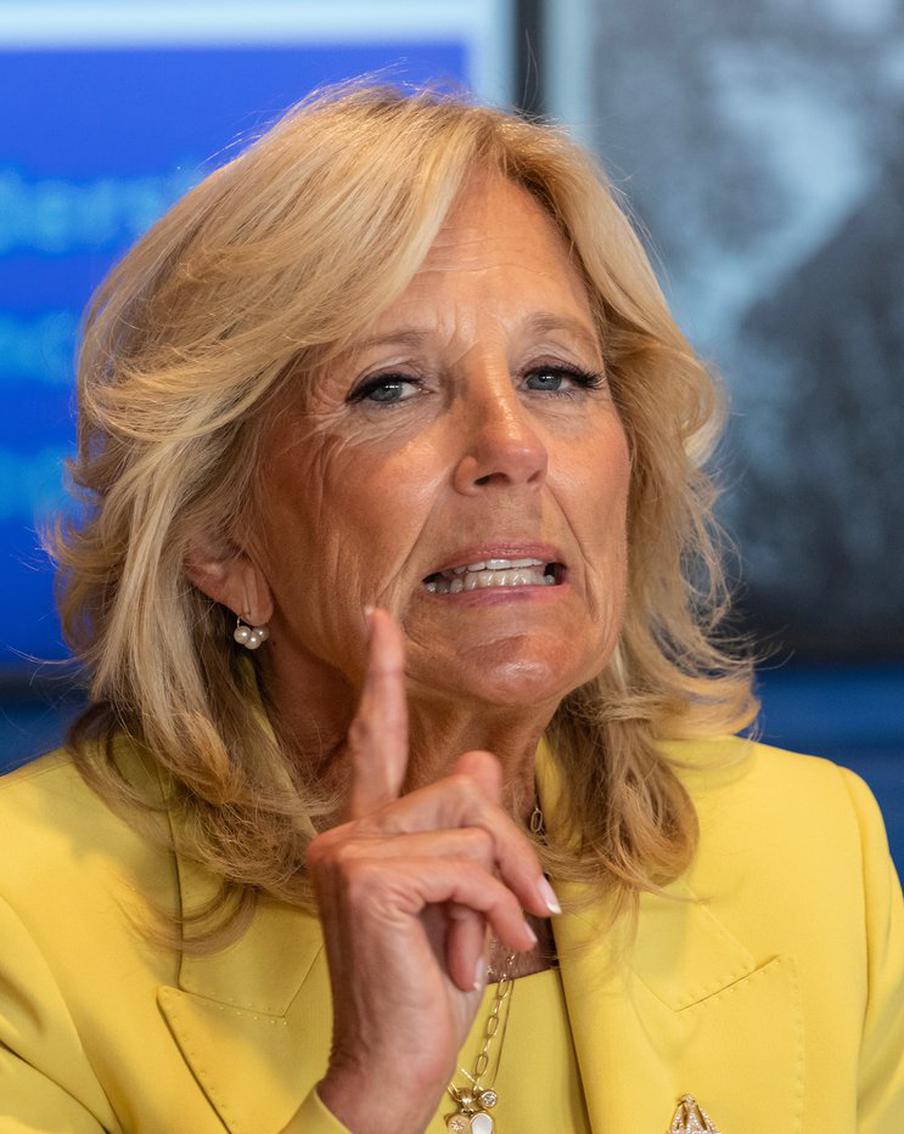 Охраняющий жену Байдена телохранитель случайно ранил сам себя. Сотрудник Секретной службы, назначенный телохранителем жены экс-президента США Джо Байдена случайно выстрелил себе в ногу пока сопровождал Джилл Байден в аэропорт