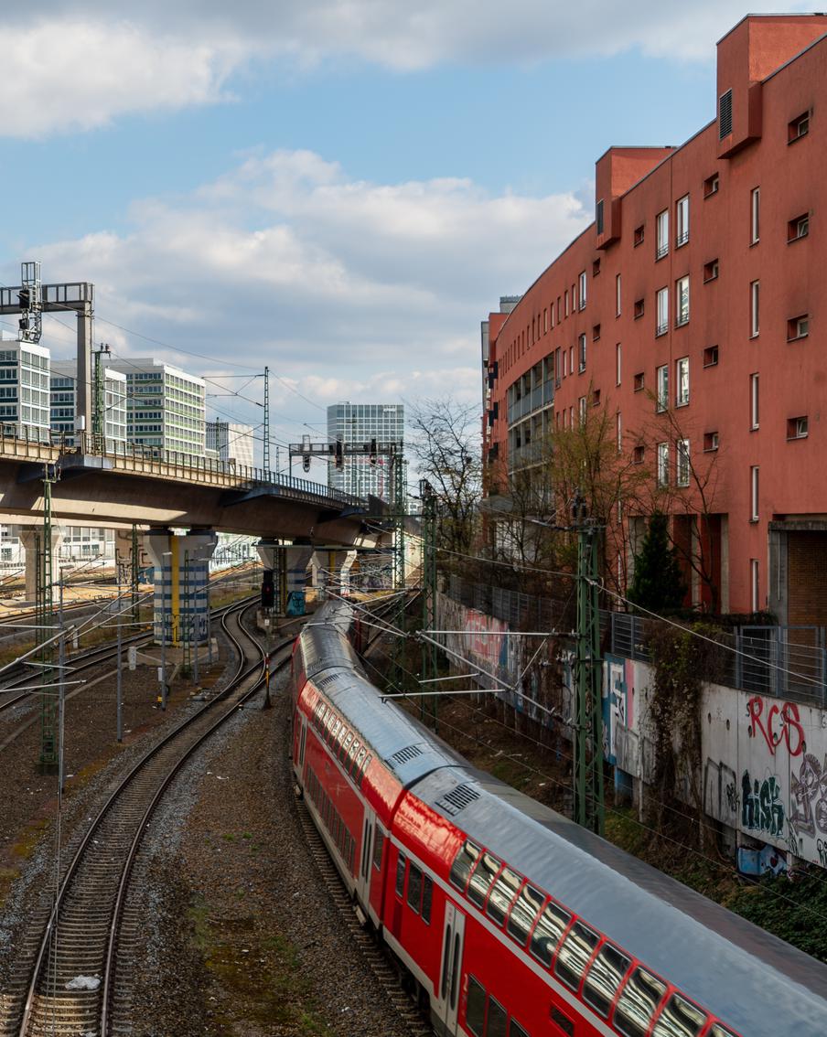 В Германии назвали состояние железных дорог в стране "угрозой для демократии". Немецкий министр транспорта Патрик Шнидер раскритиковал состояние железнодорожной инфраструктуры в Германии. Он назвал их состояние "угрозой для демократии"