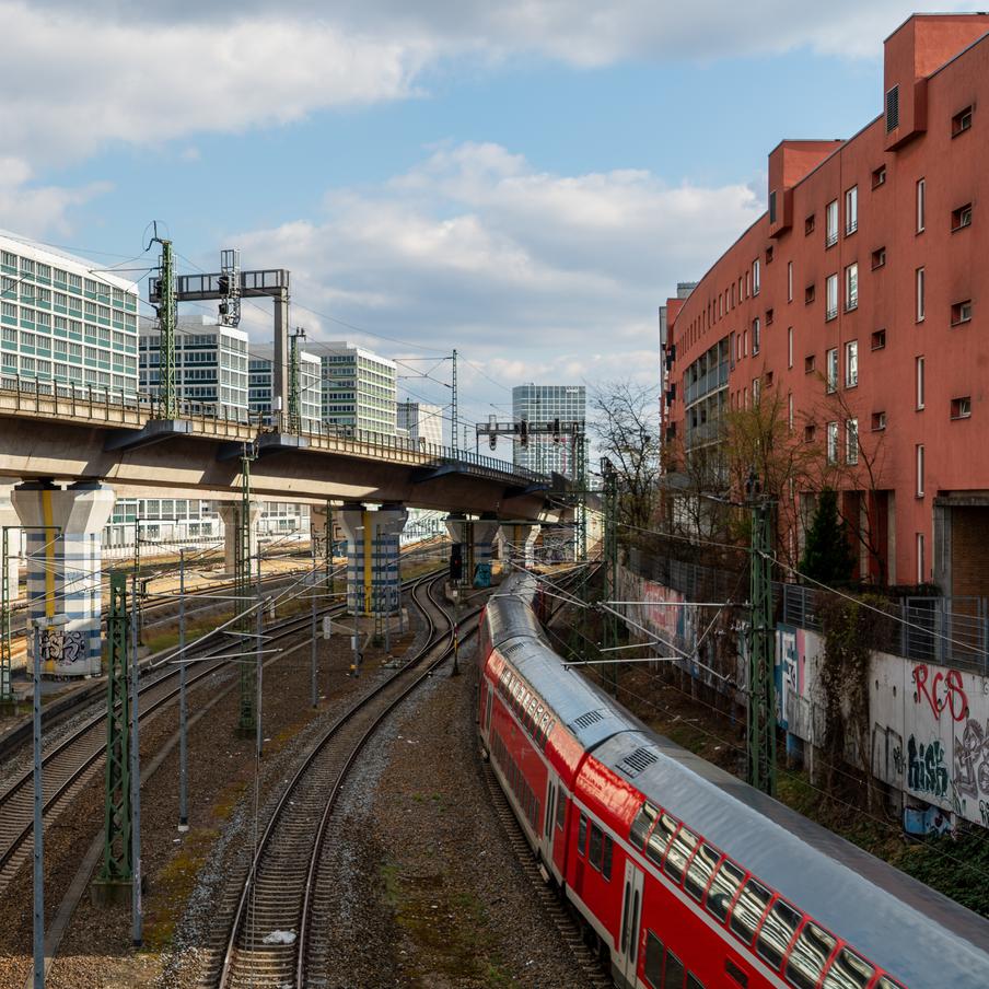 В Германии назвали состояние железных дорог в стране "угрозой для демократии". Немецкий министр транспорта Патрик Шнидер раскритиковал состояние железнодорожной инфраструктуры в Германии. Он назвал их состояние "угрозой для демократии"
