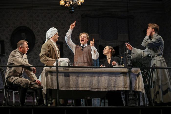 Турбины разбежались по двум этажам, как в доме Булгакова в Киеве