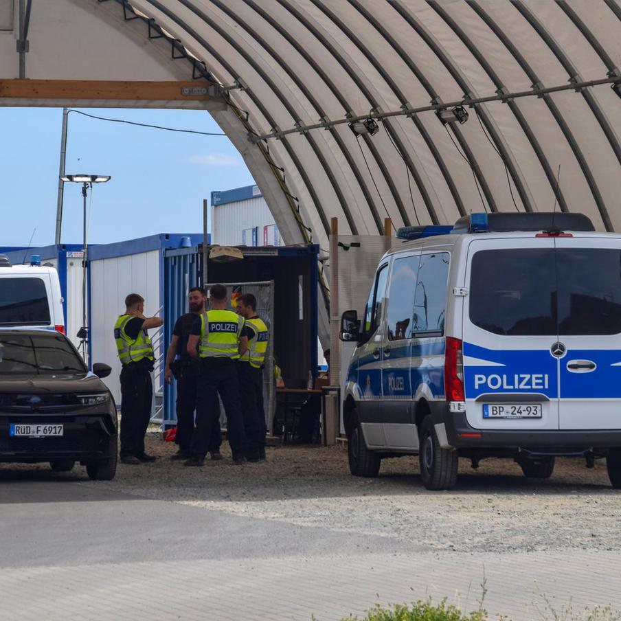 Власти Польши продлили пограничный контроль с Литвой и Германией до октября. Польские власти продлили действие "временного пограничного контроля" на границе с Литвой и Германией до октября. Режим задумывался как средство борьбы с нелегальной миграцией