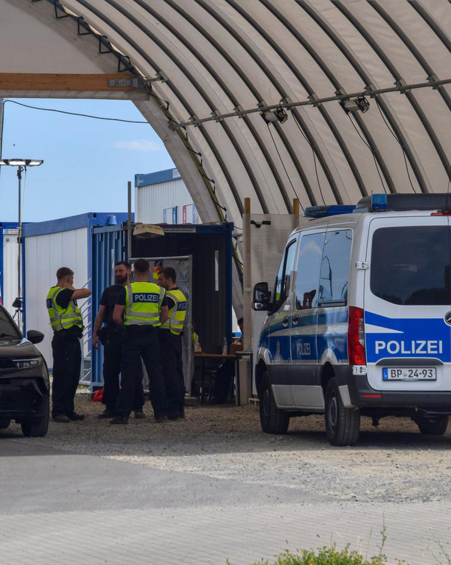 Власти Польши продлили пограничный контроль с Литвой и Германией до октября. Польские власти продлили действие "временного пограничного контроля" на границе с Литвой и Германией до октября. Режим задумывался как средство борьбы с нелегальной миграцией