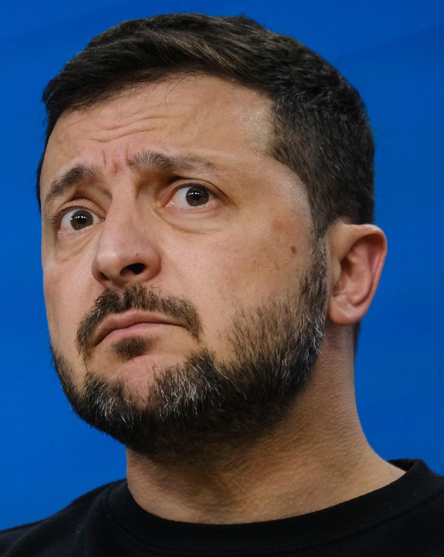 В Чечне потребовали приговорить Зеленского к расстрелу за военные преступления. Заместитель начальника главного военно-политического управления Минобороны РФ, командир спецназа "Ахмат" Апти Алаудинов заявил, что Зеленского ждут военный трибунал и высшая мера наказания