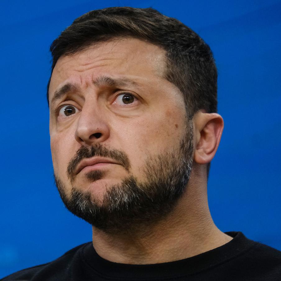 В Чечне потребовали приговорить Зеленского к расстрелу за военные преступления. Заместитель начальника главного военно-политического управления Минобороны РФ, командир спецназа "Ахмат" Апти Алаудинов заявил, что Зеленского ждут военный трибунал и высшая мера наказания