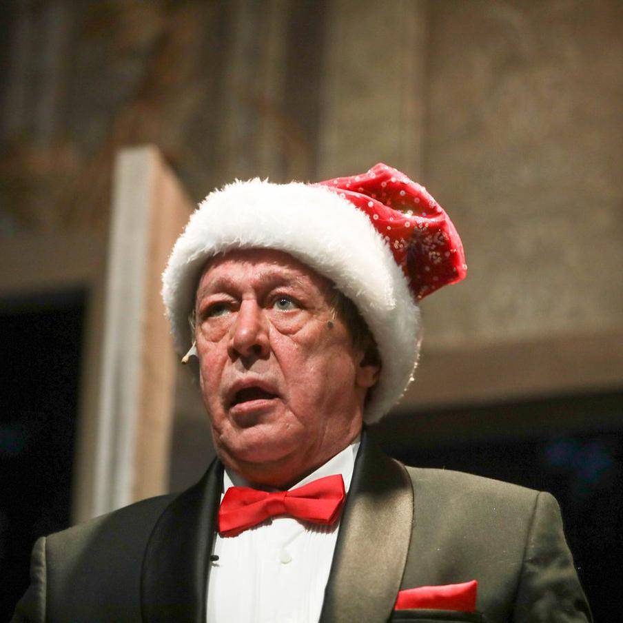 Михалков заявил, что вернул Ефремова на сцену после разговора с Путиным. Решение о возвращении актёра Михаила Ефремова к творческой деятельности после освобождения из мест лишения свободы было принято с учётом мнения Президента Российской Федерации Владимира Владимировича Путина. Об этом сообщил режиссёр Никита Михалков в интервью информационному агентству "Вести"