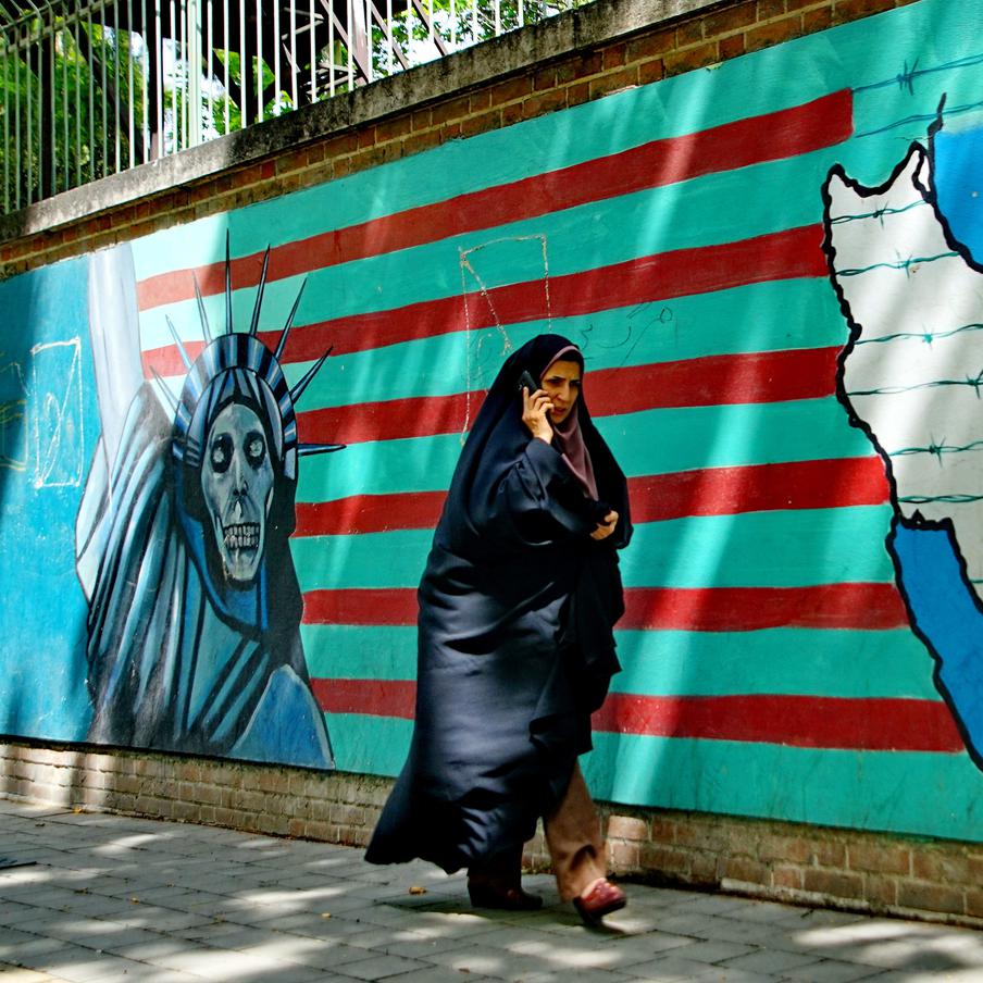 Власти Ирана уличили США в скрытой подготовке вторжения на территорию страны. Иранские власти уверены в том, что, несмотря на предложение США продолжить мирные переговоры, в Вашингтоне тайно готовятся к интервенции в Иран