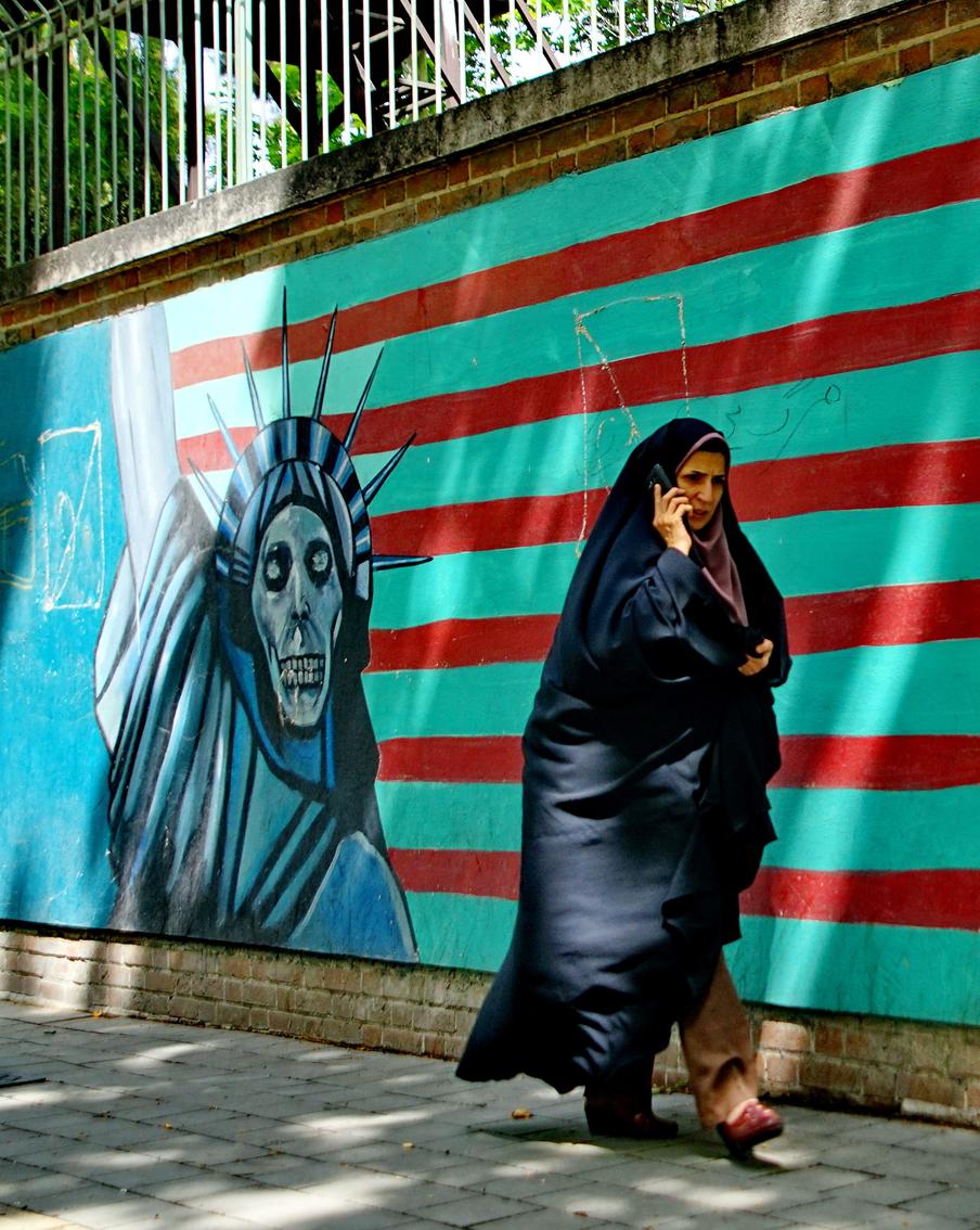 Власти Ирана уличили США в скрытой подготовке вторжения на территорию страны. Иранские власти уверены в том, что, несмотря на предложение США продолжить мирные переговоры, в Вашингтоне тайно готовятся к интервенции в Иран