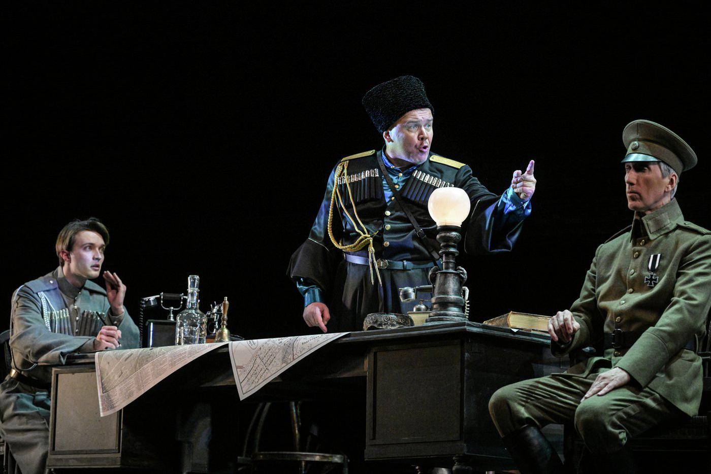 Гетман Украины (Виктор Низовой) вынужден подчиниться германскому командованию (Василий Дахненко).