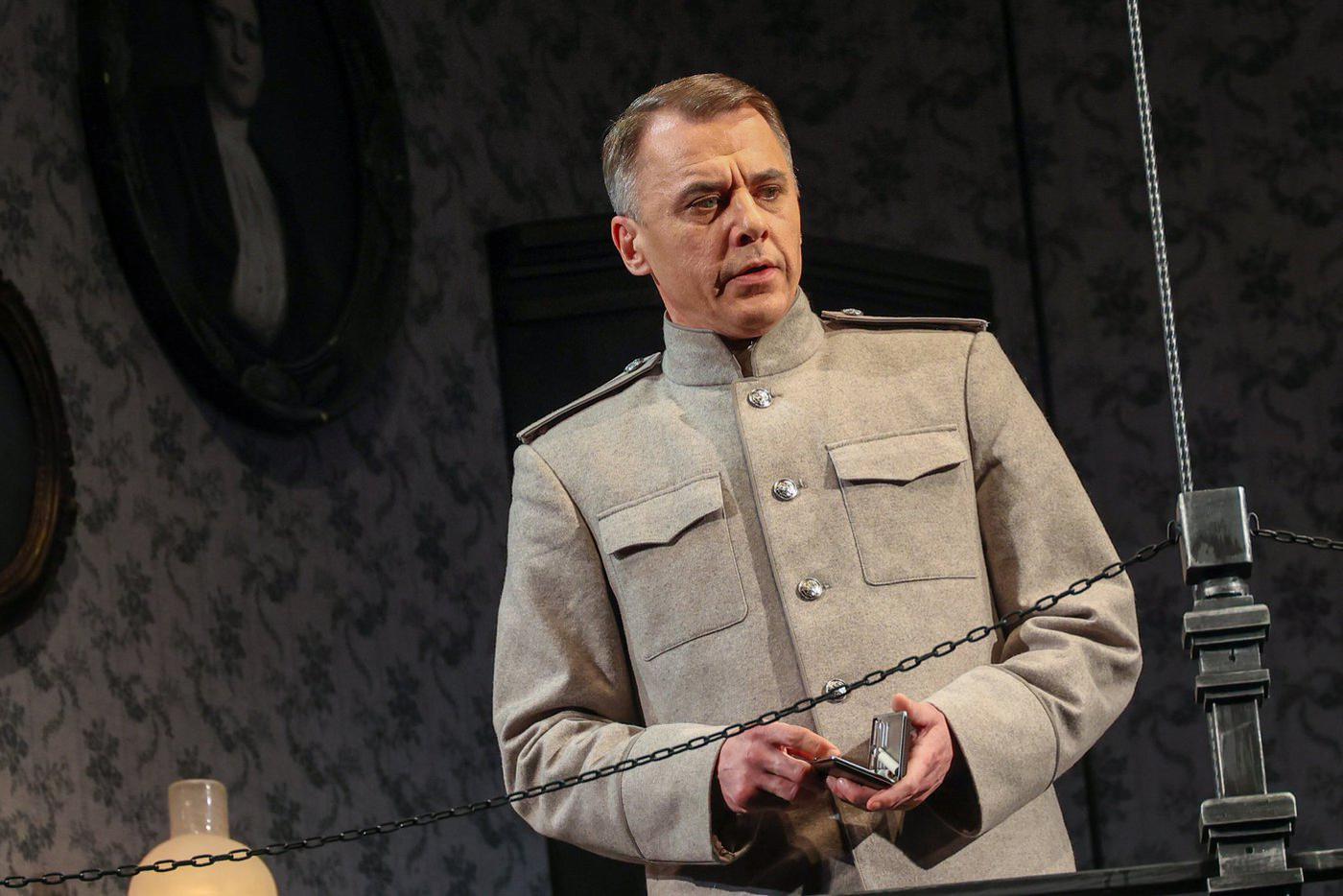 Игорь Петренко в роли полковника-артиллериста Алексея Турбина.