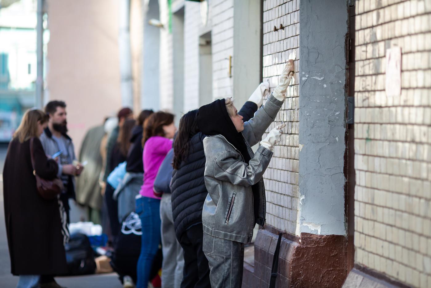 Москвичи возвращают былой облик историческим домам, натирая кабанчика