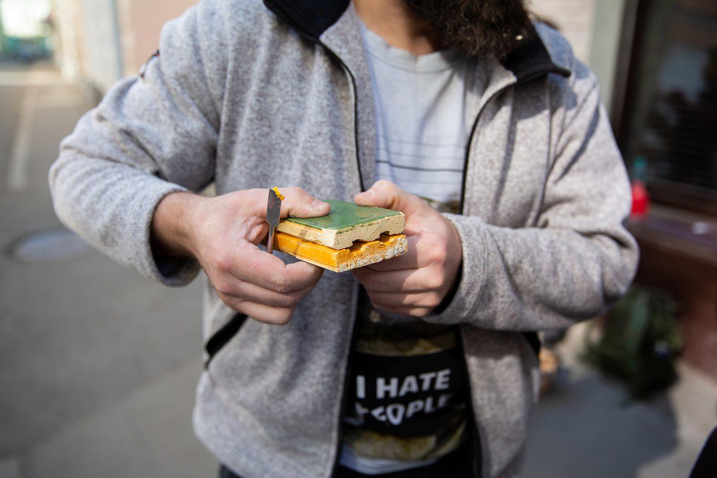 Сложив две керамические плитки таким образом, сквозные отверстия образуют "пятачок", за который эту плитку прозвали "кабанчиком".