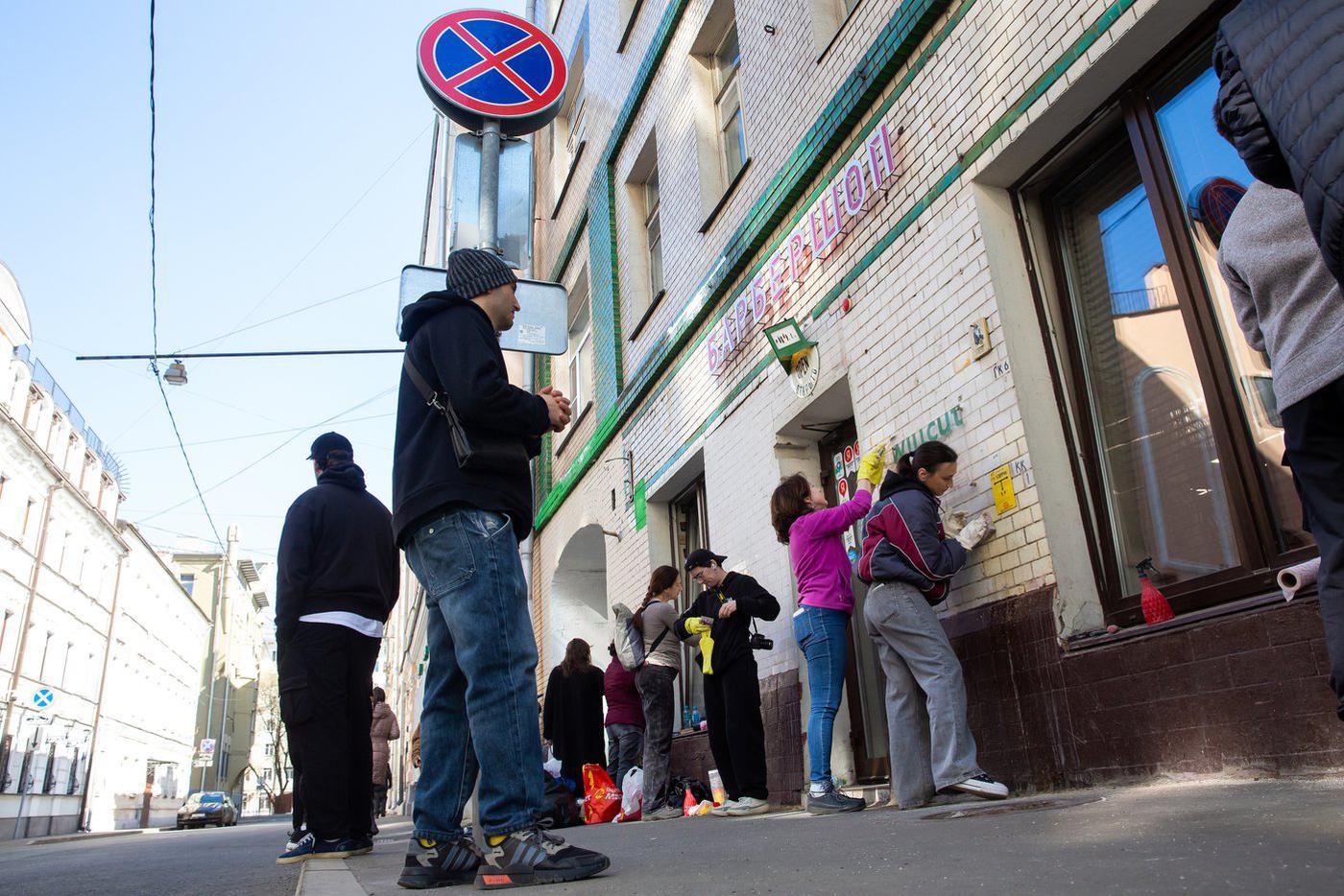 Все эти люди решили провести свой выходной день за расчисткой исторической плитки.