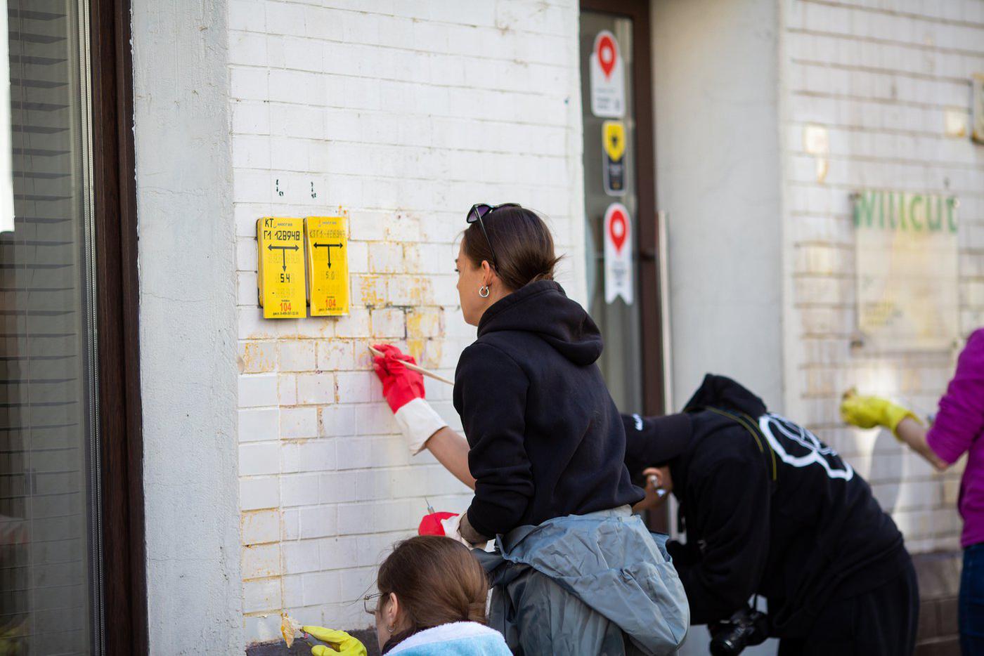 Вывески и указатели волонтёры не трогают – обрабатывают только пространство вокруг них.