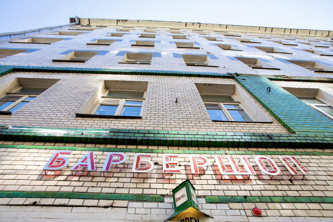 Скоро нижняя часть здания будет переливаться на солнце так же как и верхняя.