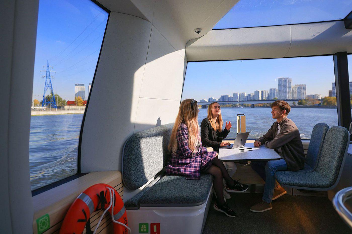 Катаясь на речном трамвайчике, теперь можно одновременно любоваться видами и слушать лекцию. 
