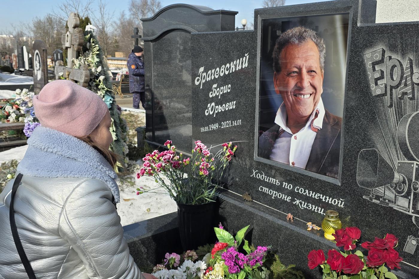 Екатерина Белоцерковская на могиле Бориса Грачевского.