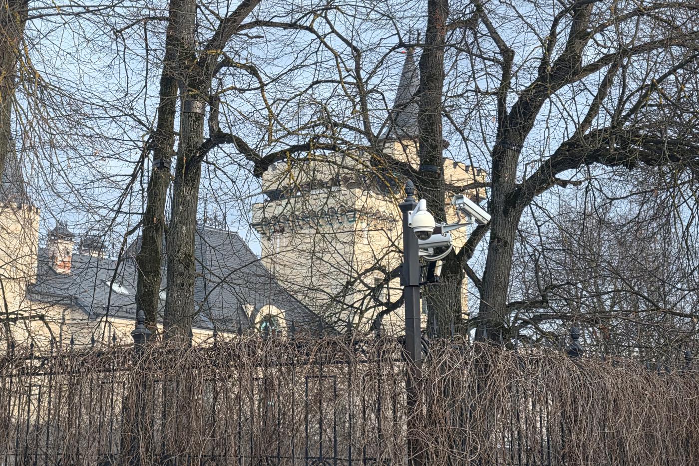 Так сегодня выглядит замок уехавшей из России певицы.