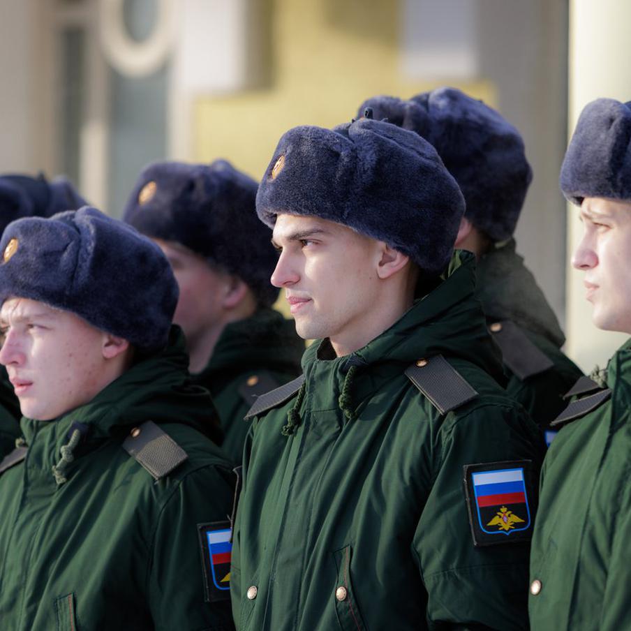 Песков рассказал, что всеобщая мобилизация в России не обсуждается. Как сообщил пресс-секретарь президента России Дмитрий Песков, в настоящее время не планируется объявлять всеобщую мобилизацию. Он отметил, что эта тема не обсуждается в контексте текущей политической ситуации