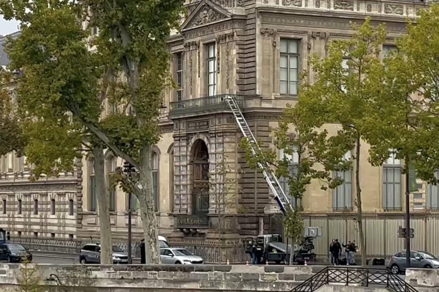 Подъёмник у здания Лувра в Париже, который воры использовали, чтобы проникнуть в музей. Предположительно, грабители забрали девять из 23 предметов коллекции Наполеона III, в их числе ожерелье, брошь и тиара и другие. Стоп-кадр с видео.