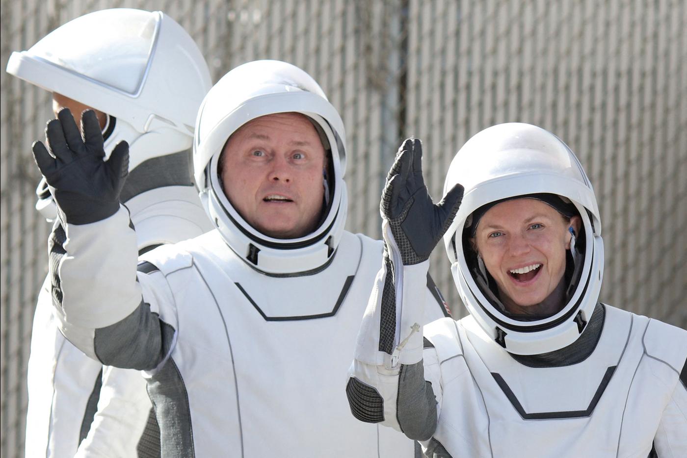 Онемел, услышал лай, разглядел дом: что происходило с людьми в космосе