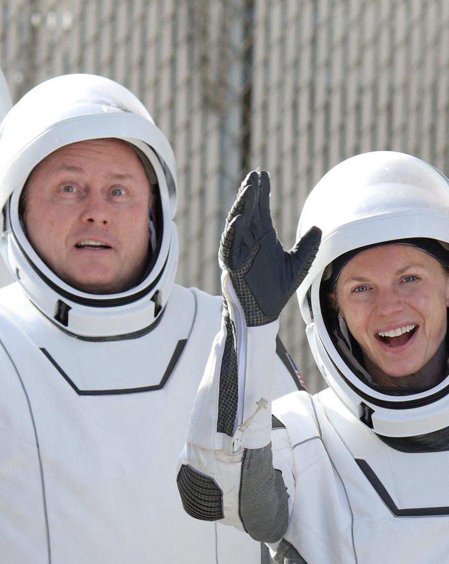 Онемел, услышал лай, разглядел дом: что происходило с людьми в космосе