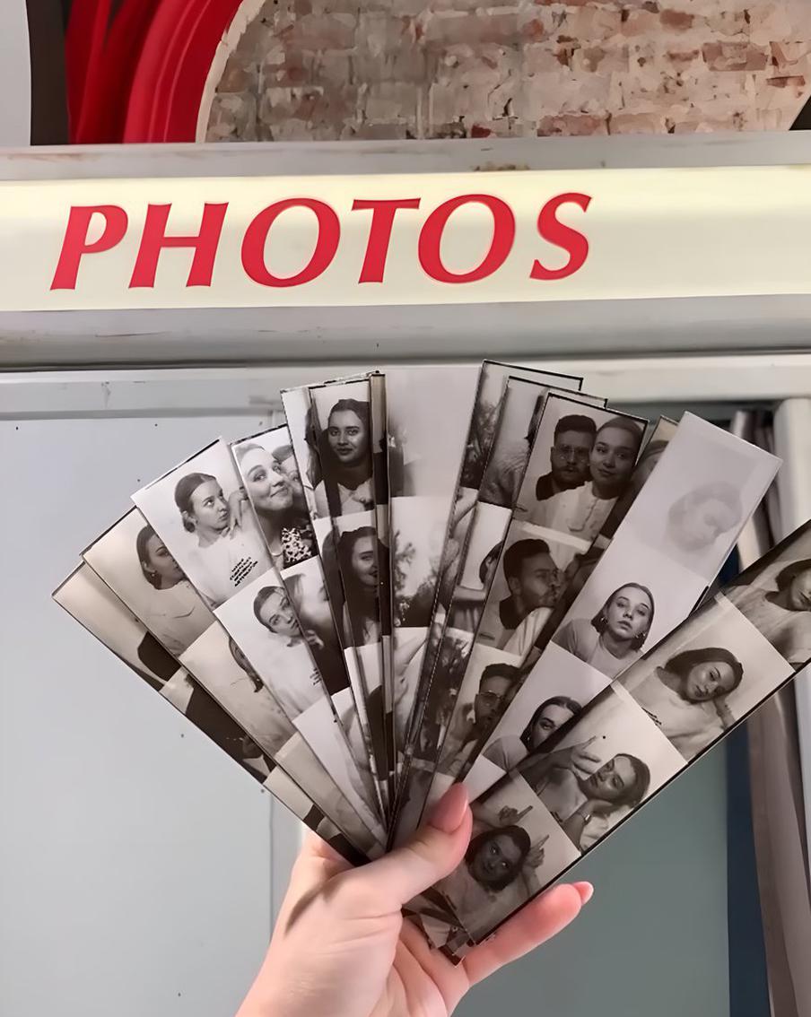 Аналоговая фотобудка печатает только чёрно-белые снимки.