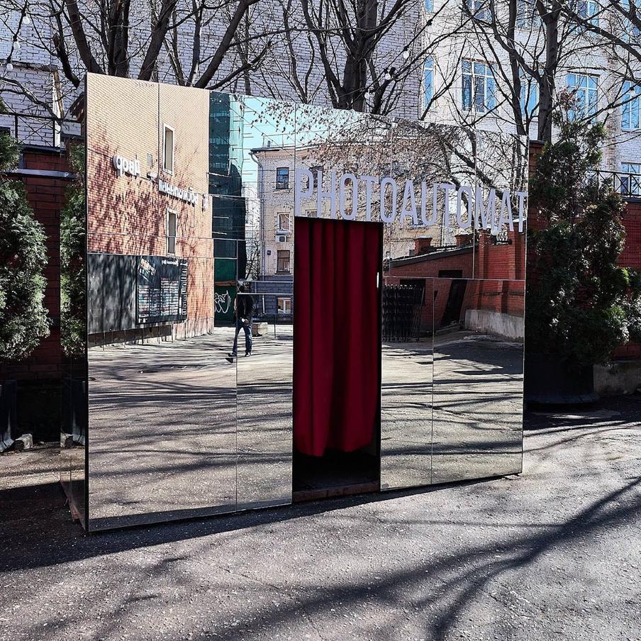 Посмотревшись в зеркальную стенку, удобно поправить себе причёску и отправиться делать снимки.