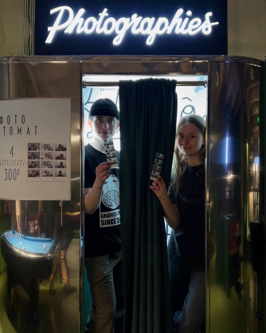 Здесь фотосессию можно совместить с партией в боулинг или бильярд.