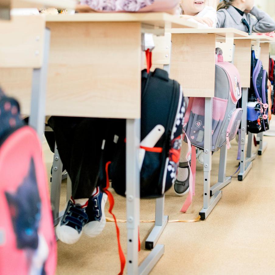 Минпросвещения планирует сделать второй иностранный язык обязательным в школах. Министерство просвещения Российской Федерации планирует ввести обязательное изучение второго иностранного языка в общеобразовательных учреждениях. Об этом сообщает ТАСС, ссылаясь на проект приказа Министерства